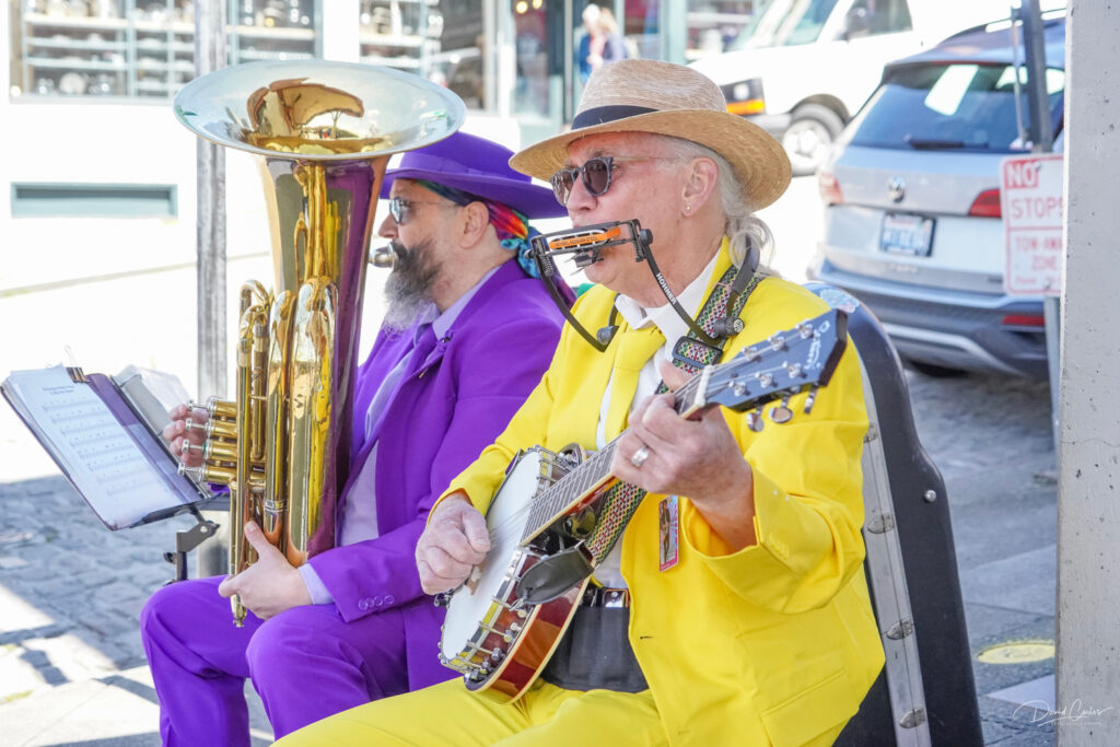 220511 Snakez Alive, busking at the Pike Place Market